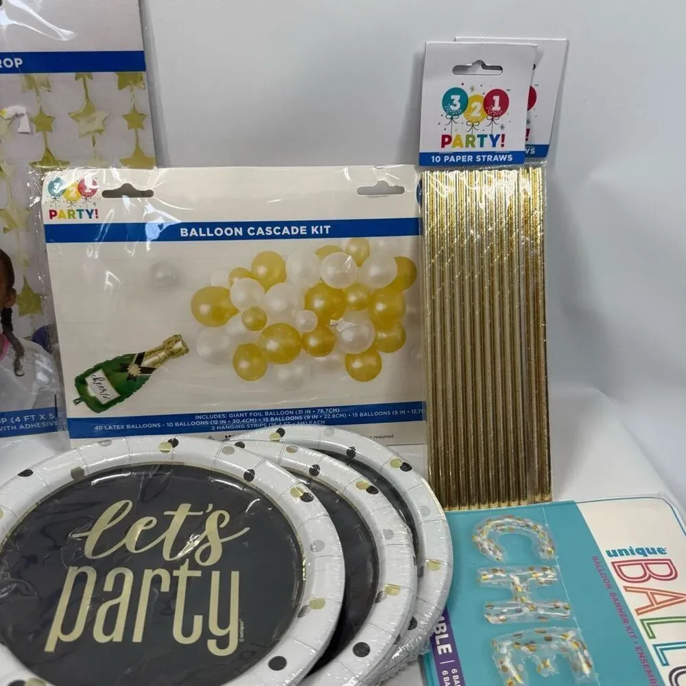 D16 Party Decorations- 12 piece Let's party cheers decorations and balloons